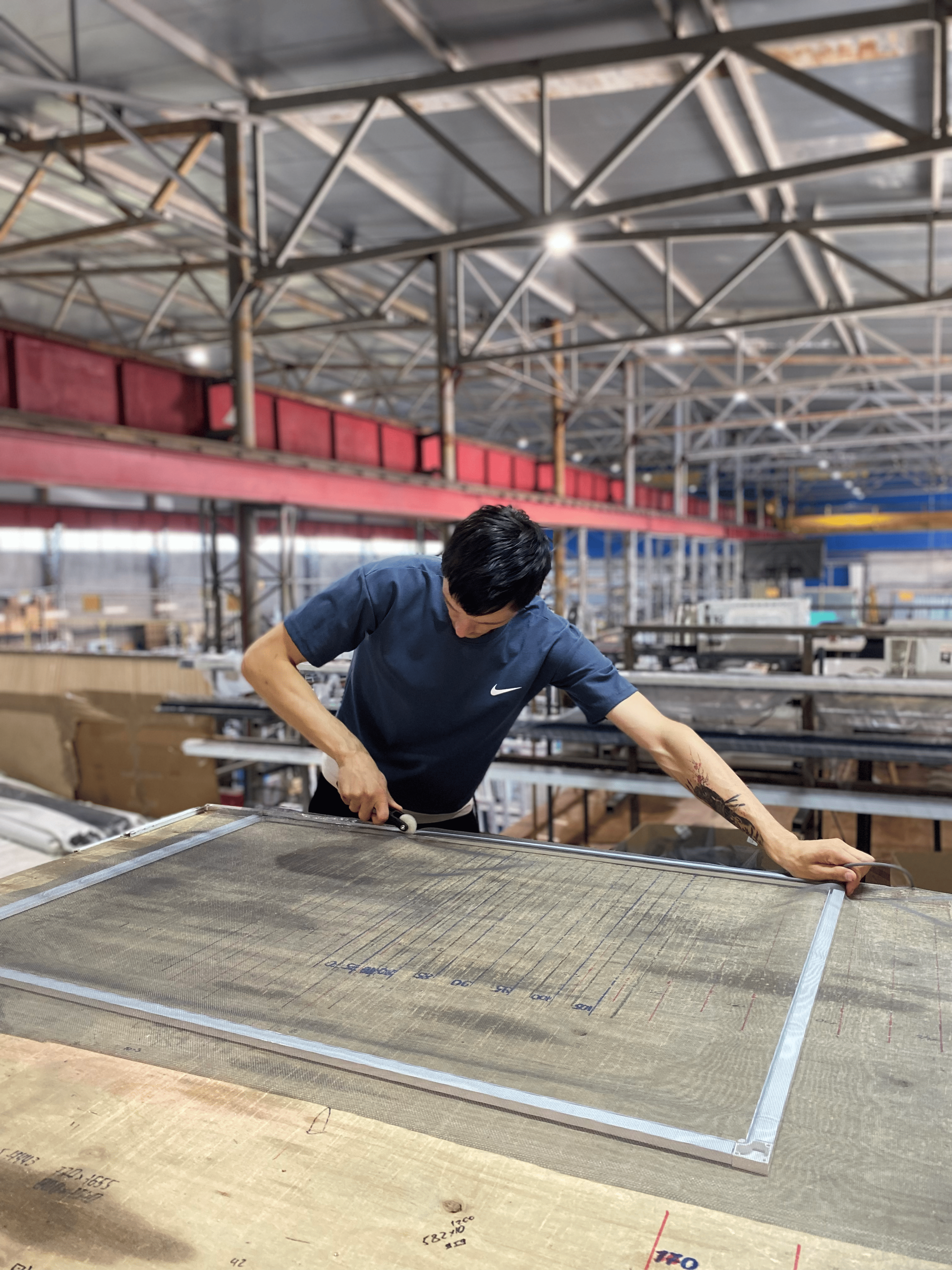 Производство москитных сеток — наша команда за работой